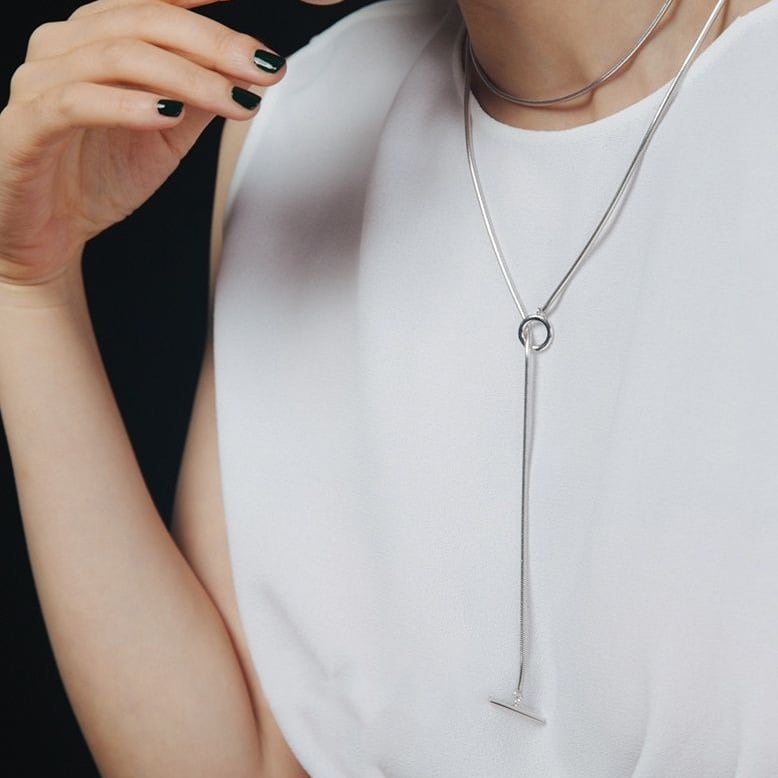 Mantel w chain necklace