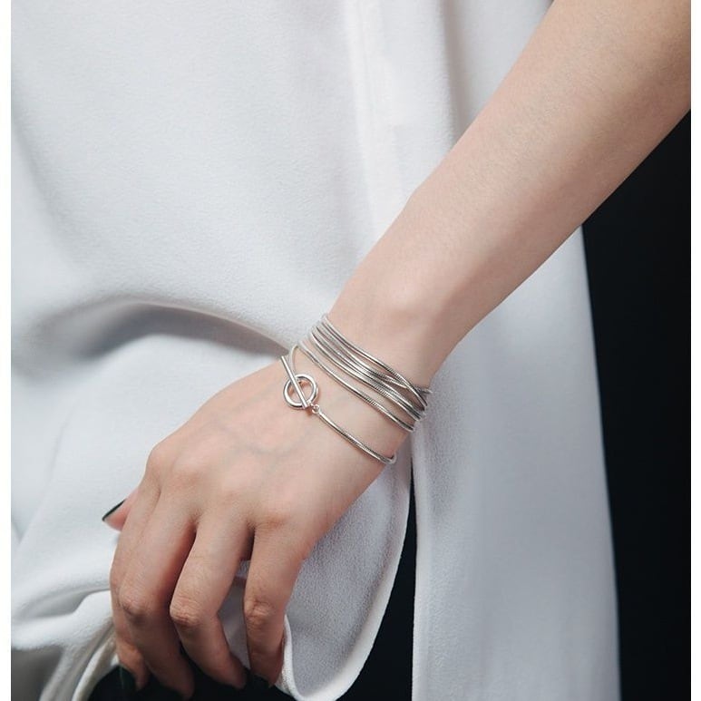 Mantel w chain necklace