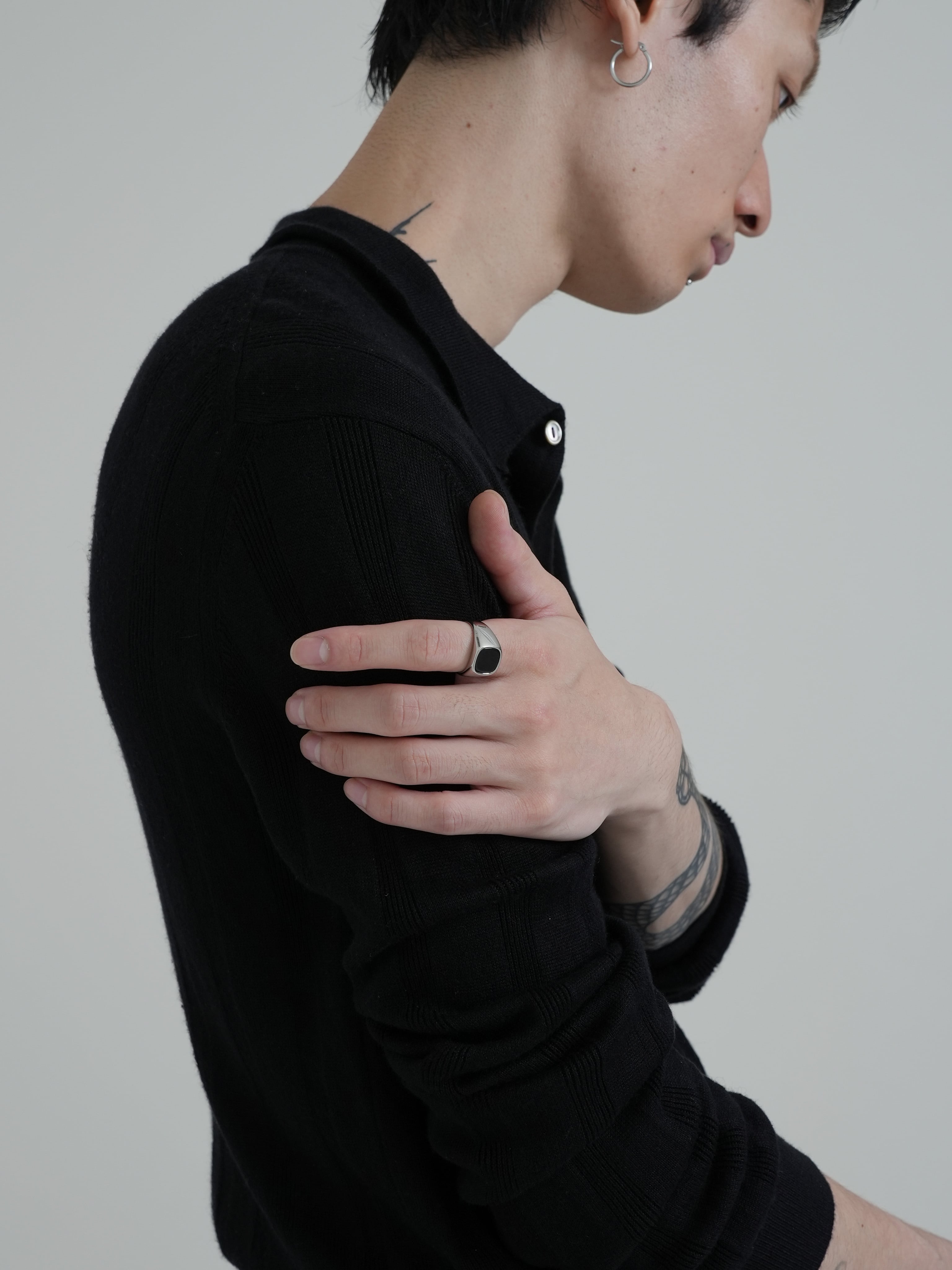 Black rounded ring