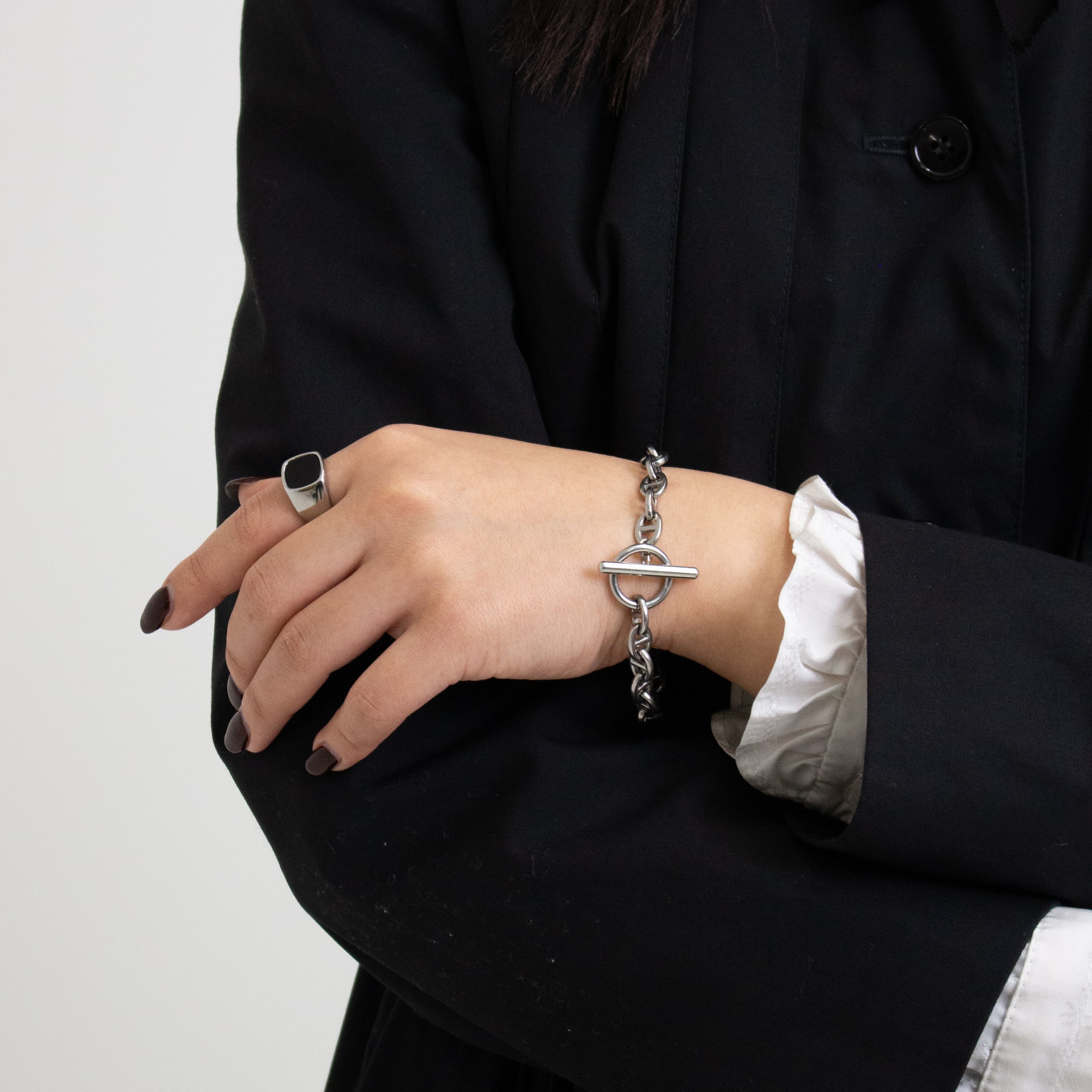 Black rounded ring