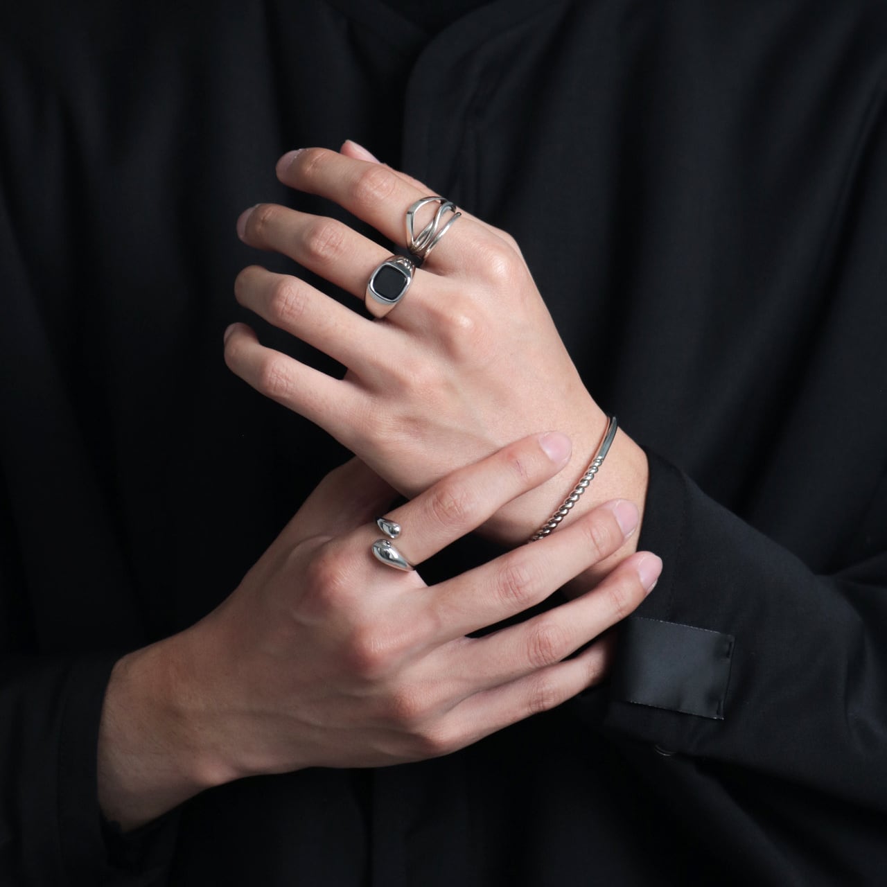 Black rounded ring