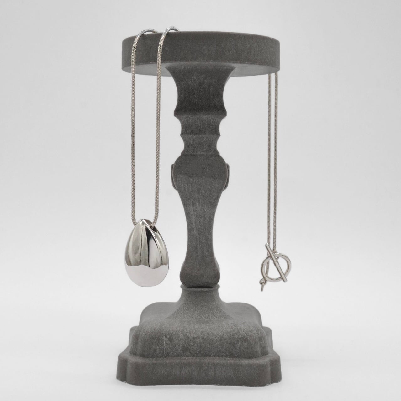 Mantel w chain necklace