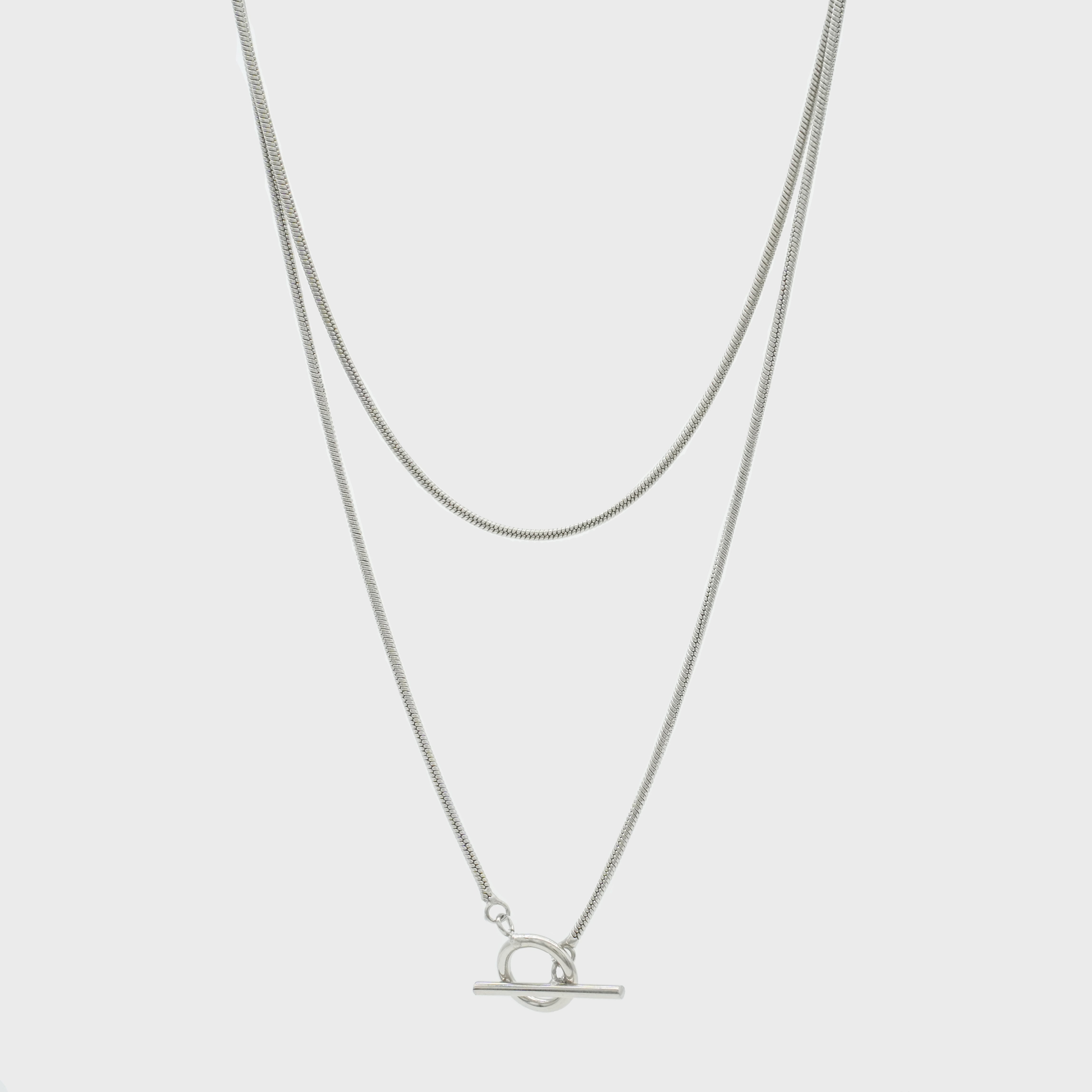 Mantel w chain necklace