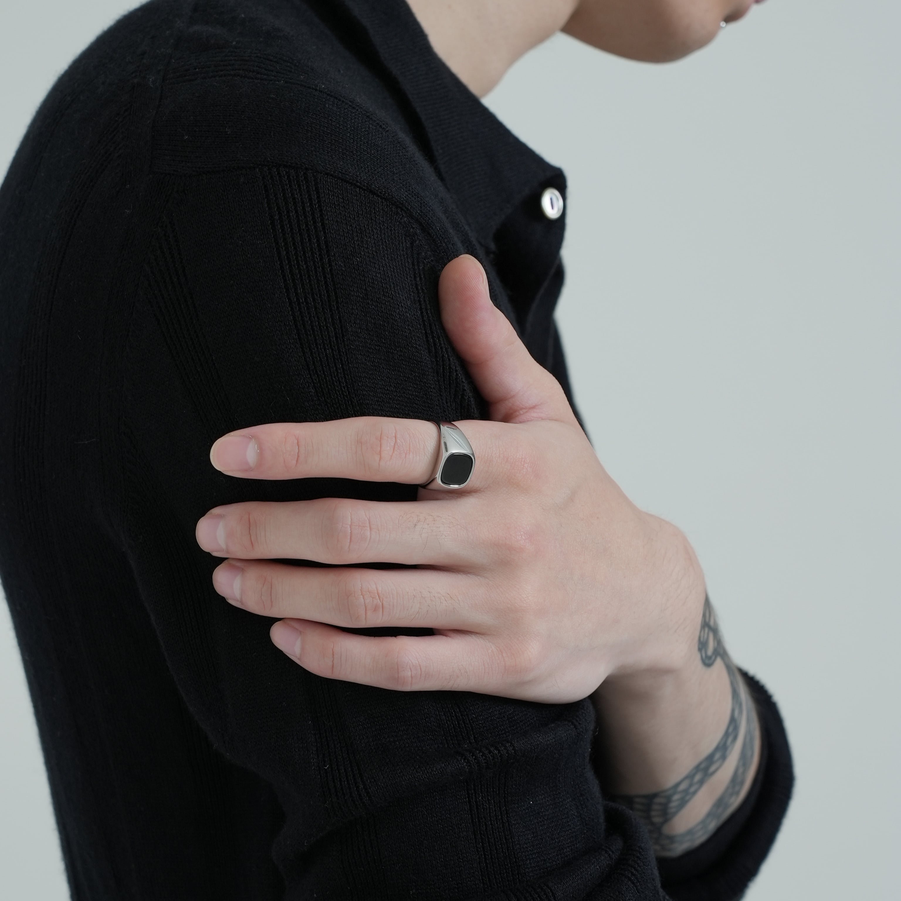 Black rounded ring